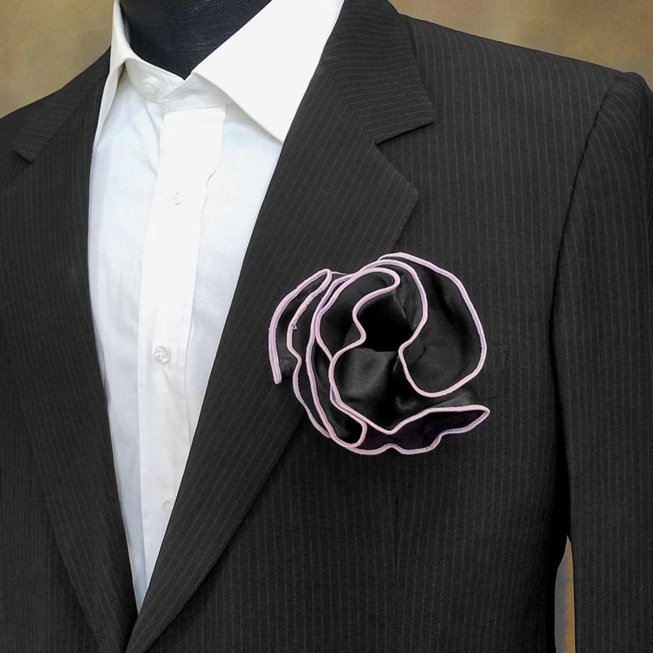 Antonio Ricci 2-in-1 Pouf Round Pocket Square - Lavender On Black 2 Antonio Ricci 2-in-1 Pouf Round Pocket Square - Lavender On Black - Image 2