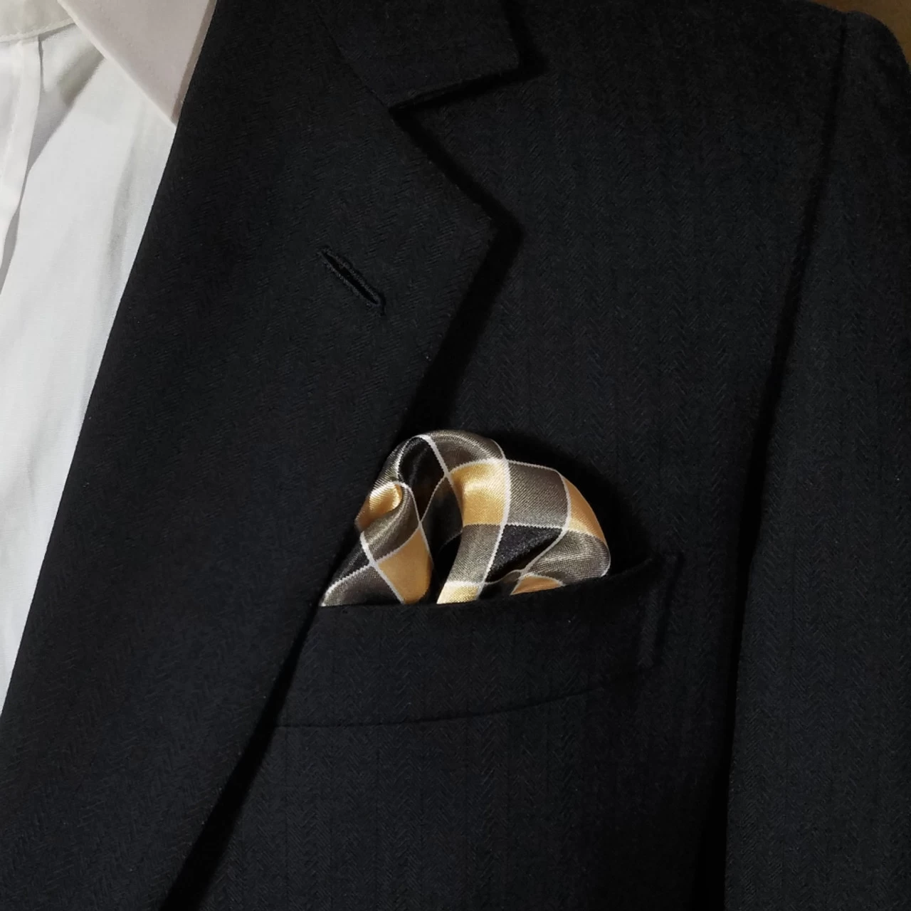 Antonio Ricci 2-in-1 Pouf Round Pocket Square - Black & Tan Check 6 Antonio Ricci 2-in-1 Pouf Round Pocket Square - Black & Tan Check - Image 6