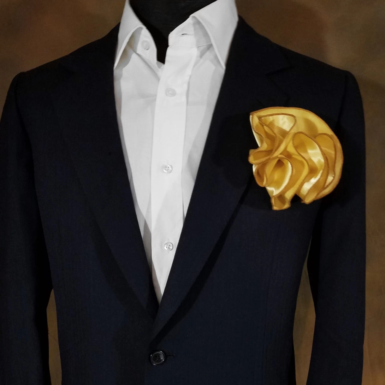 Antonio Ricci 2-in-1 Pouf Round Pocket Square - Gold Tone 2 Antonio Ricci 2-in-1 Pouf Round Pocket Square - Gold Tone - Image 2