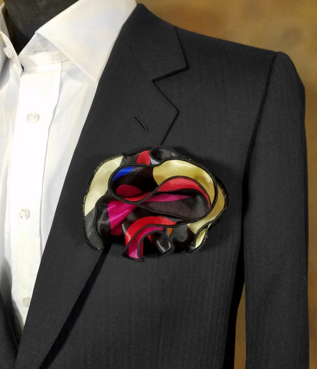 Antonio Ricci 2-in-1 Pouf Round Pocket Square - Large Polka Dots On Black 6 Antonio Ricci 2-in-1 Pouf Round Pocket Square - Large Polka Dots On Black - Image 6