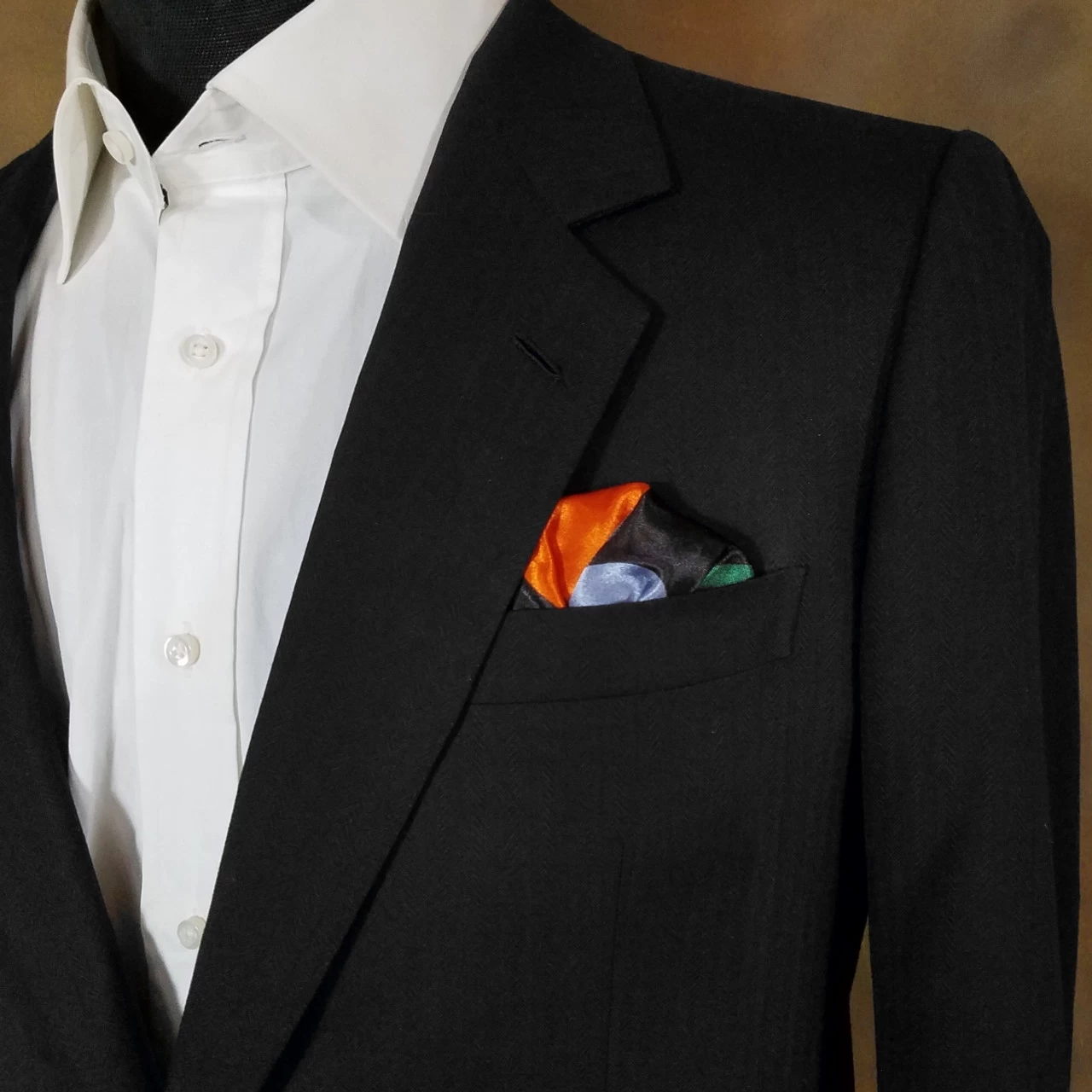 Antonio Ricci 2-in-1 Pouf Round Pocket Square - Large Polka Dots On Black 5 Antonio Ricci 2-in-1 Pouf Round Pocket Square - Large Polka Dots On Black - Image 5